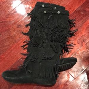 MINNETONKA MID HIGH FRINGE BOOTS ALL BLACK